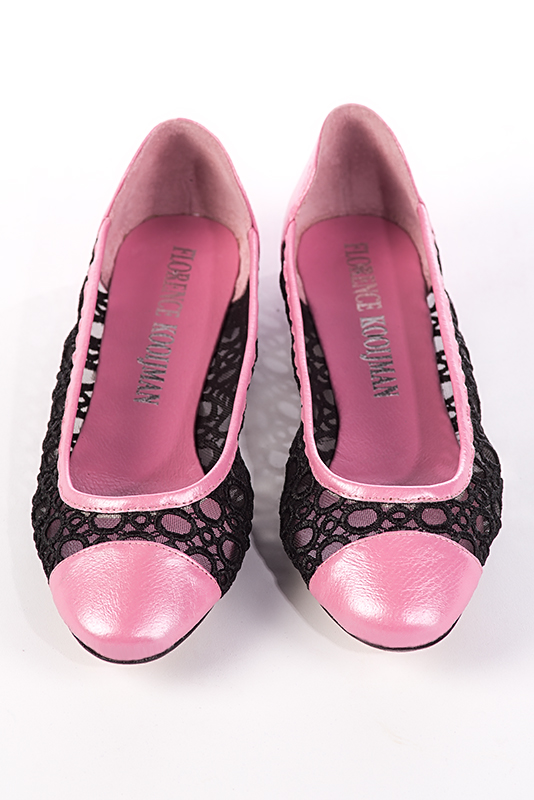 Hot pink and matt black women's ballet pumps, with low heels. Round toe. Flat leather soles. Top view - Florence KOOIJMAN